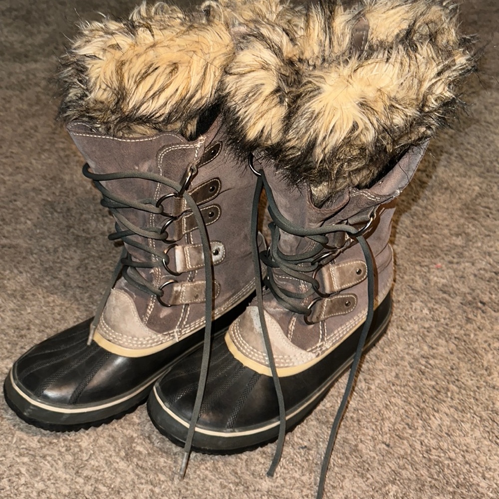 Size 12 Women’s Sorel boots.